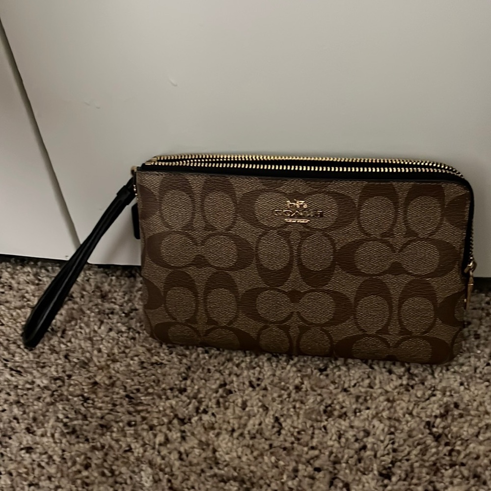 Double Corner Zip Wristlet In Signature Canvas